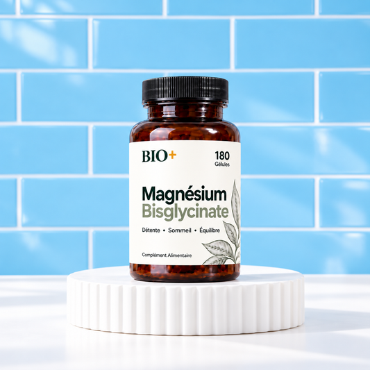 Magnésium Bisglycinate BIO+ sur podium blanc, fond bleu