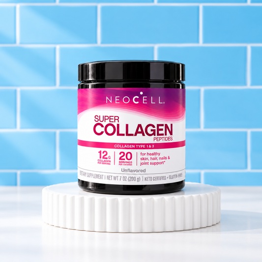 NeoCell Super Collagen Peptides sur podium blanc, fond bleu