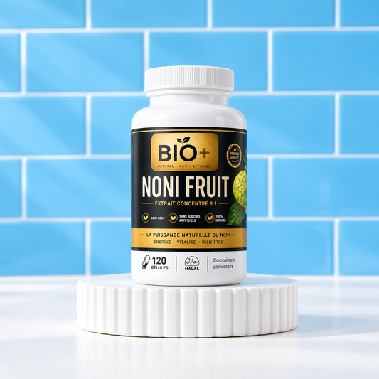 Noni Fruit BIO+ sur podium blanc, fond bleu
